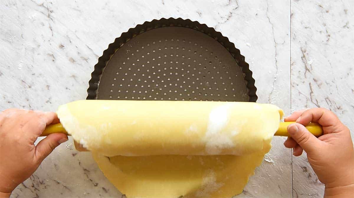 Preparation of easy homemade quiche crust