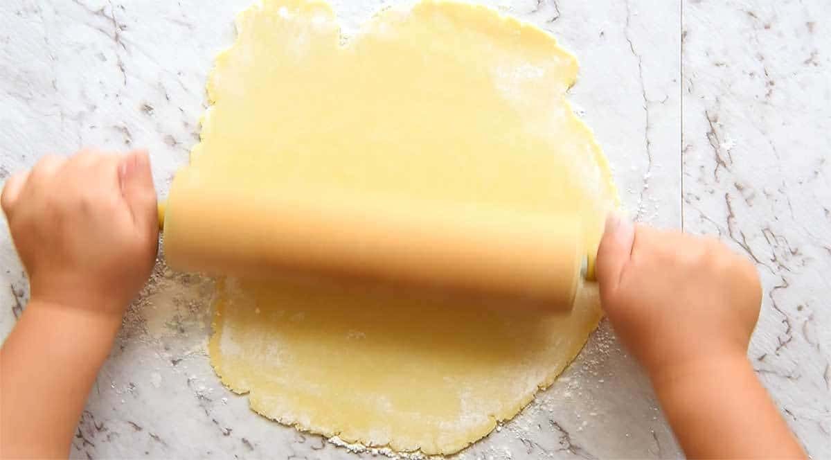 Preparation of easy homemade quiche crust