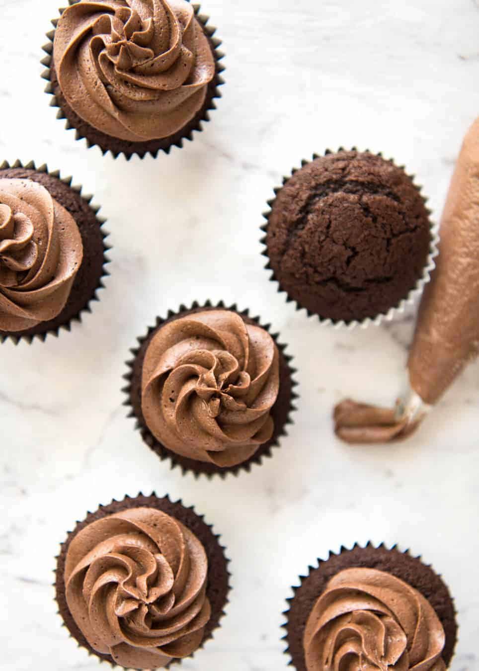 No stand mixer required to make the Best EASY Chocolate Cupcakes. Moist, deeply chocolatey with a tender crumb, these are unbelievably fast & easy. www.recipetineats.com