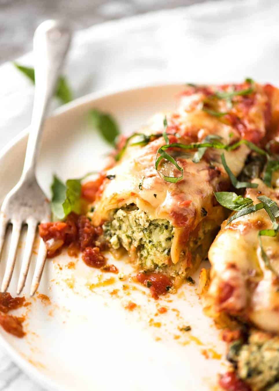 Imagine coming home to this Spinach Ricotta Cannelloni.... www.recipetineats.com