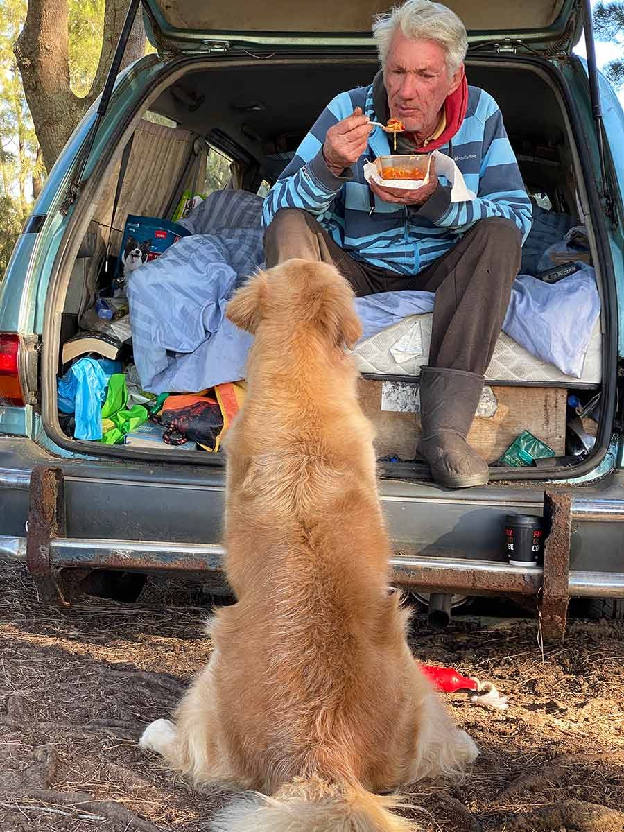 Dozer-watching-Geoff-eat