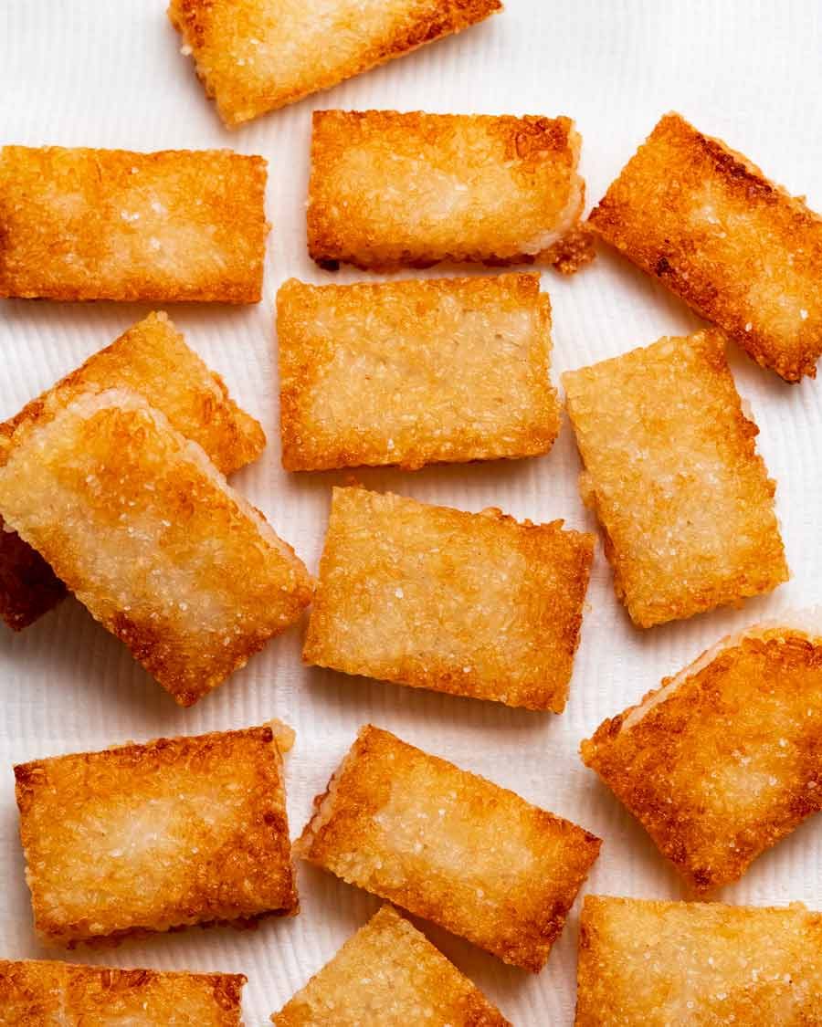 Draining excess oil from Crispy rice cakes 